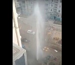 Это прорыв: в Астрахани из-под земли забил 14-метровый гейзер. Видео