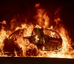 В Астрахани две пожарные машины тушили ночью горящий автомобиль 