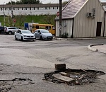 Осторожно, пешеходы и автолюбители! В центре Астрахани - яма, в которой можно оставить колеса и переломать ноги