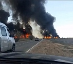 Под Астраханью пожар у дороги напоминает сцену из голливудского фильма-катастрофы