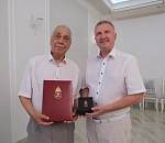 У истоков формирования аппарата регионального парламента: депутаты Думы Астраханской области поздравили Валентина Петракова с 80-летним юбилеем