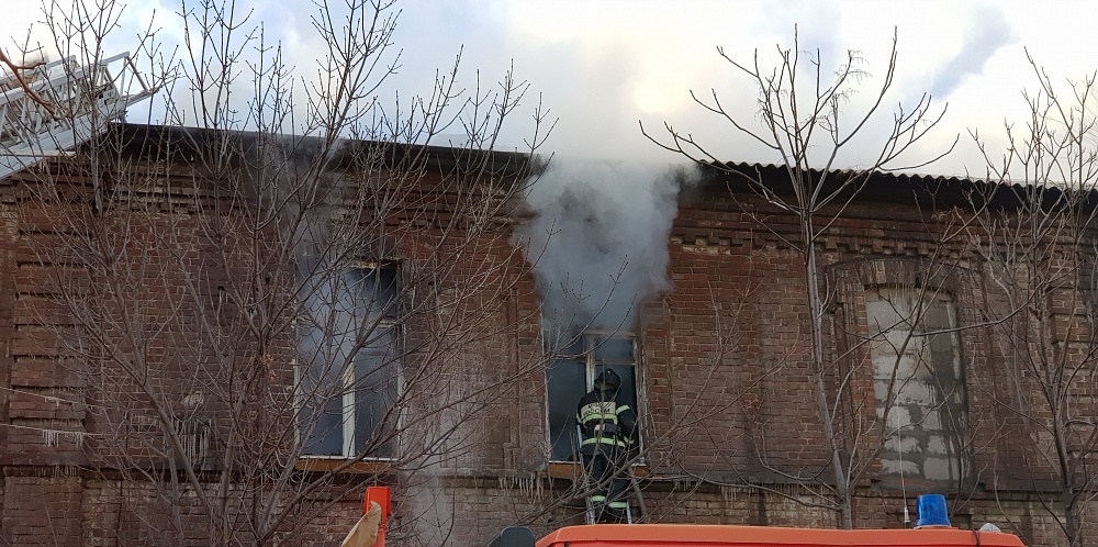 В Астрахани вину за пожар, унесший жизни двоих взрослых и двоих детей, вменяют одному из жильцов дома