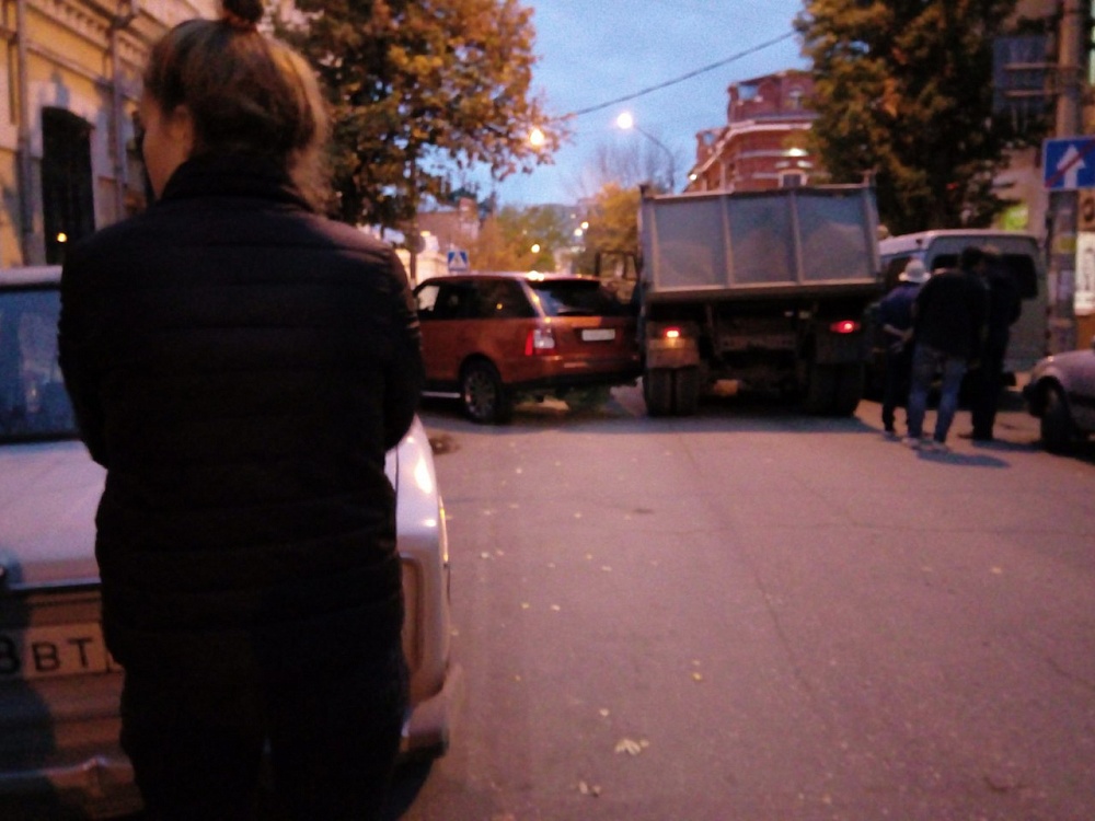 Астраханцы перетаскивали иномарку, водитель которой оказался богом парковки 