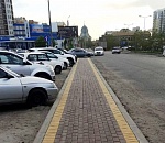 С начала года уже на третьей улице Астрахани почти с нуля обустраивают тротуар