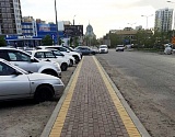 С начала года уже на третьей улице Астрахани почти с нуля обустраивают тротуар