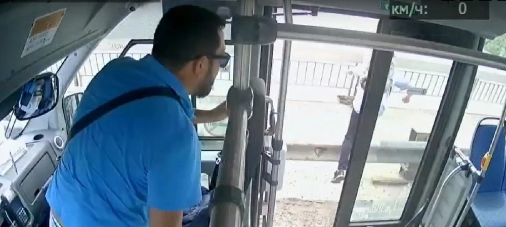 В Астрахани водитель 47-го маршрута спас мужчину от суицида