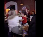 На видео попала женская драка в одном из астраханских баров