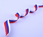 В центре Астрахани раздают бело-сине-красные ленточки