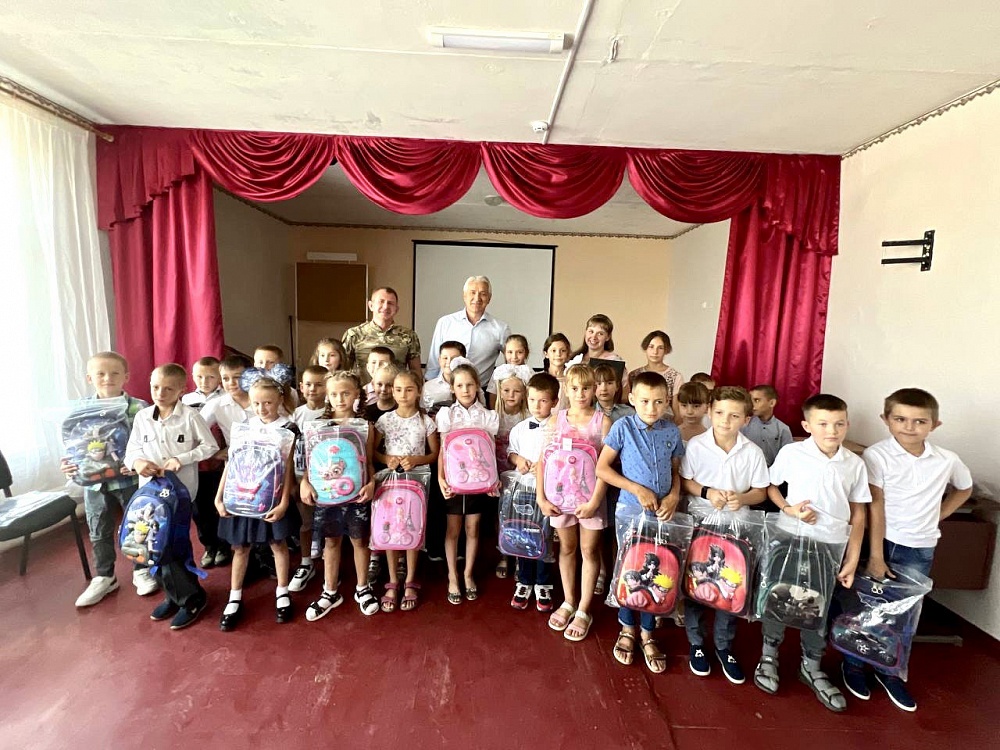 Депутат ГД РФ Леонид Огуль прибыл в ЛНР, чтобы передать детям гуманитарную помощь к школе