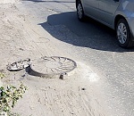 В Астрахани техэксперт незаконно взял деньги с водителя, повредившего автомобиль из-за наезда на люк