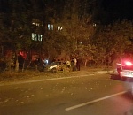 В Астрахани иномарка, «уходя от погони» сотрудников ДПС, врезалась в дерево