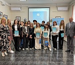 Юным астраханским художникам вручили сертификаты участников «Творческой лаборатории в области искусств»