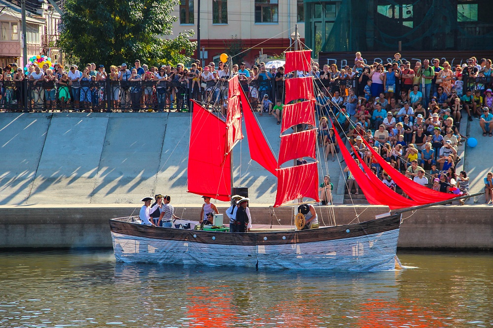 Астраханцы встретили алые паруса на набережной Волги