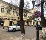 Еще на двух центральных улицах Астрахани запретили парковку