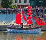 Астраханцы встретили алые паруса на набережной Волги