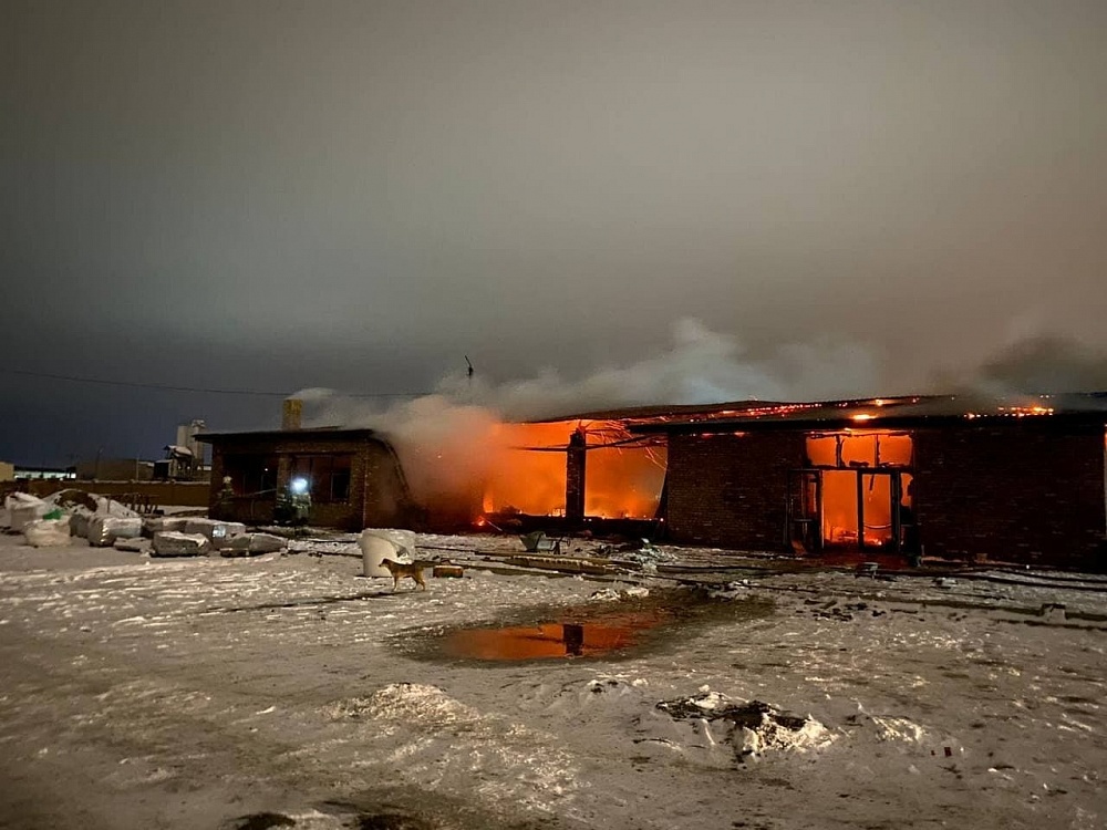 В Астрахани полностью сгорел новый корпус рынка Кутум