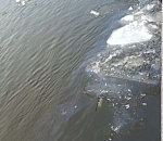 На Волге в центре Астрахани снова обнаружили радужное пятно