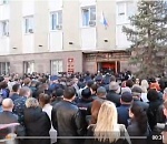 Сотни астраханцев пришли проститься с погибшими полицейскими 