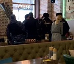 В одном из ресторанов в центре Астрахани задержали мужчину, очень похожего на разыскиваемого опасного преступника: видео