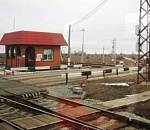 На севере Астраханской области на несколько часов закроют для машин  железнодорожный переезд