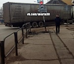 В Астрахани в ДТП пострадал светофор, недавно восстановленный после пожара