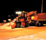 В Астрахани круглосуточно ведется очистка магистралей от снега и талых вод