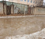 В Астрахани очередной прорыв, топит «десятку» 