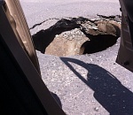 В Астрахани снова провалился асфальт: образовалась большая дыра