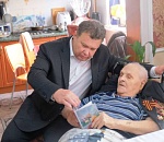 Игорь Редькин вручил юбилейную медаль ветерану ВОВ Ивану Борисенко