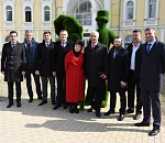 Напротив Братского сада встали зеленые Дама и Джентльмен