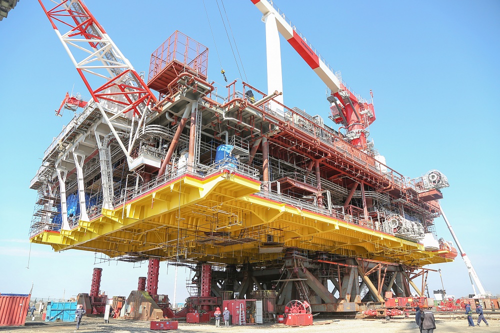 Вагит Алекперов оценил ход строительства морских объектов для месторождений компании на Каспии