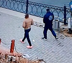 Астраханская парочка похитила забор на Набережной ради бутылки пива (ВИДЕО)