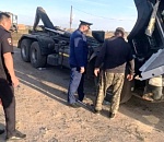 В астраханском райцентре насмерть придавило водителя грузовика