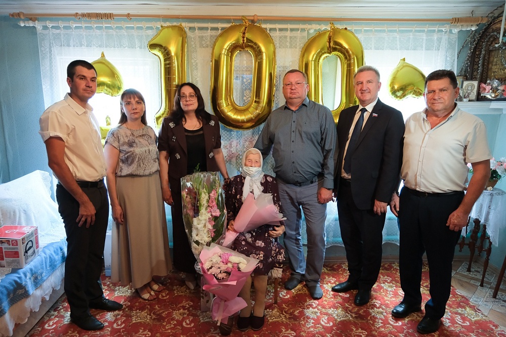 Игорь Мартынов поздравил труженицу тыла со 100-летним юбилеем 