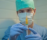 Семеро смелых: астраханские медики прививаются от коронавируса