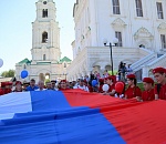В Астрахани торжественно подняли огромный флаг России