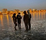 Астраханские полицейские вышли на лед, чтобы объяснить подросткам, что на лед выходить опасно