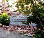 В Астрахани частично обрушилась облицовка 9-этажного дома