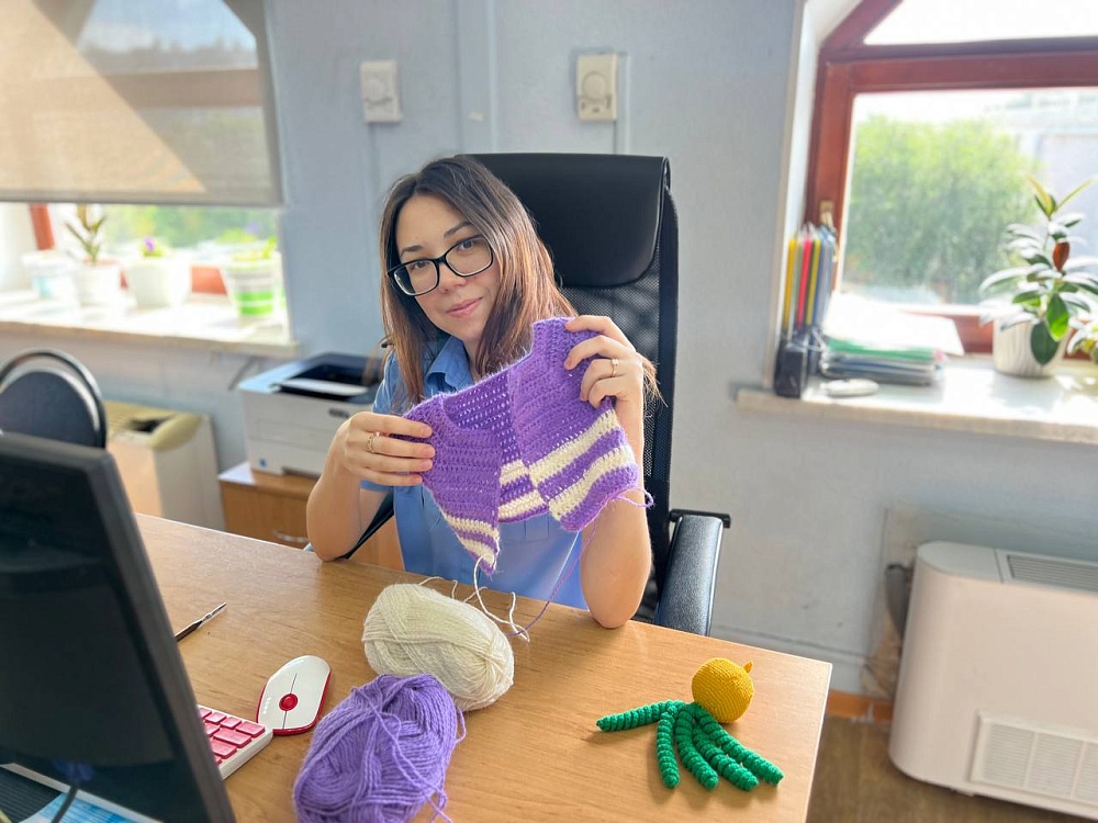 Астраханский судебный пристав вяжет распашонки для недоношенных детей 