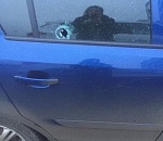 В Астрахани неизвестный испортил иномарку, сделав на ней дырку