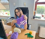 Астраханский судебный пристав вяжет распашонки для недоношенных детей 