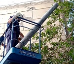 Сильный ветер в Астрахани ломает не только деревья, но и элементы фасадов зданий