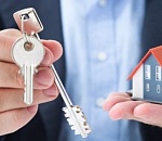 В Астрахани риелтор-мошенник оставил на улице мать ребенка-инвалида