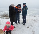 Спасатели жалуются на бесстрашных астраханцев, бегающих по тонкому льду