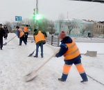 Астраханские коммунальщики избавляют город от снега 