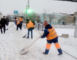 Астраханские коммунальщики избавляют город от снега 