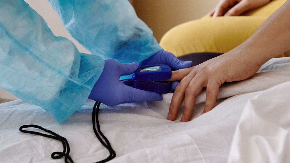 Астраханский Роспотребнадзор: ковидом чаще заражаются женщины