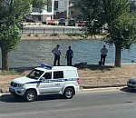 В центре Астрахани из воды извлекли труп мужчины