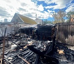 В Астрахани домовладение с двумя хозпостройками тушили почти четыре часа