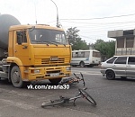 В Астрахани двое юных велосипедистов попали под колеса автомобиля